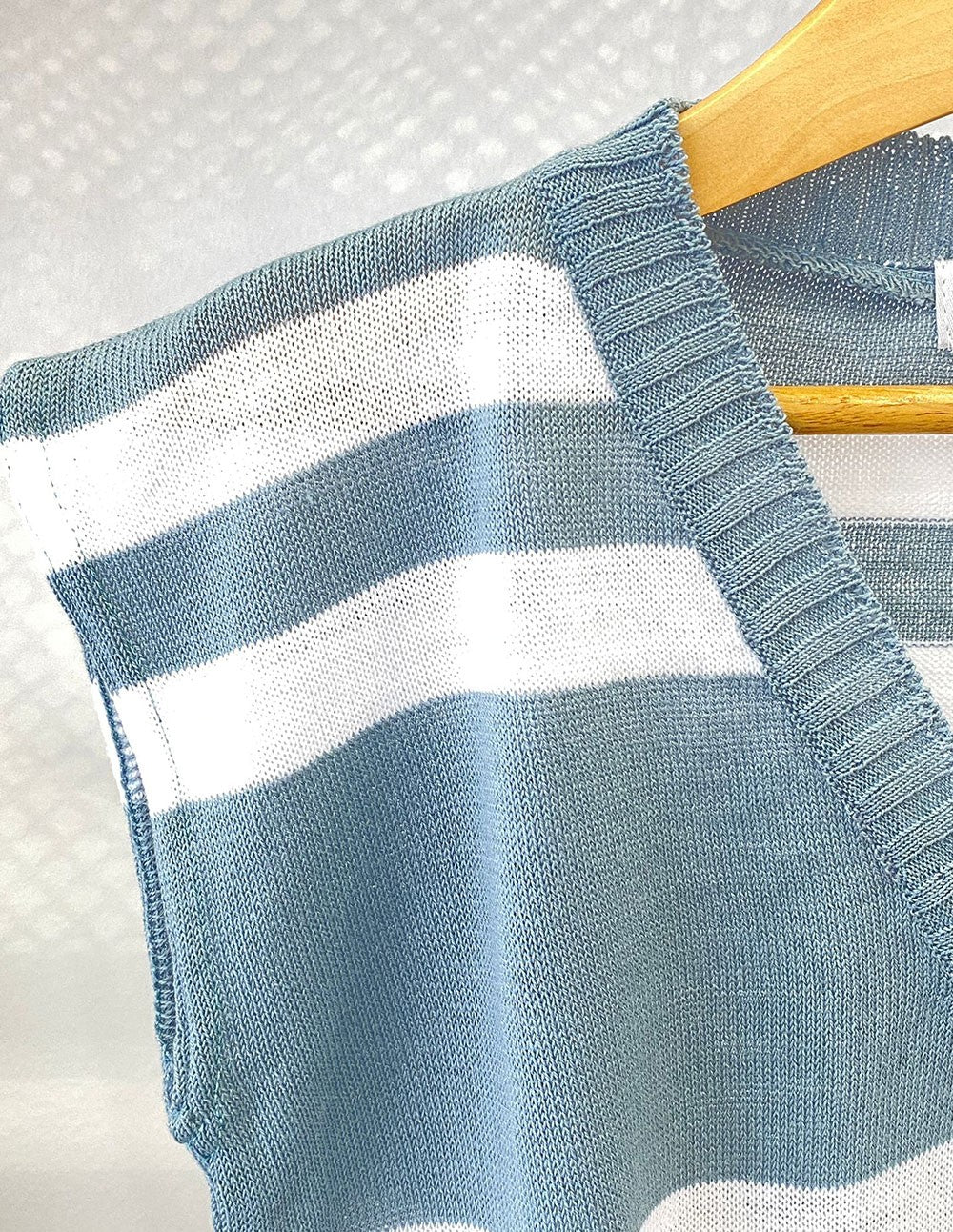 Chaleco sin mangas azul y blanco