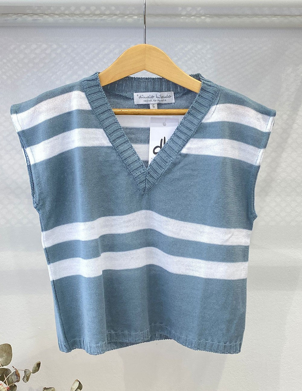 Chaleco sin mangas azul y blanco