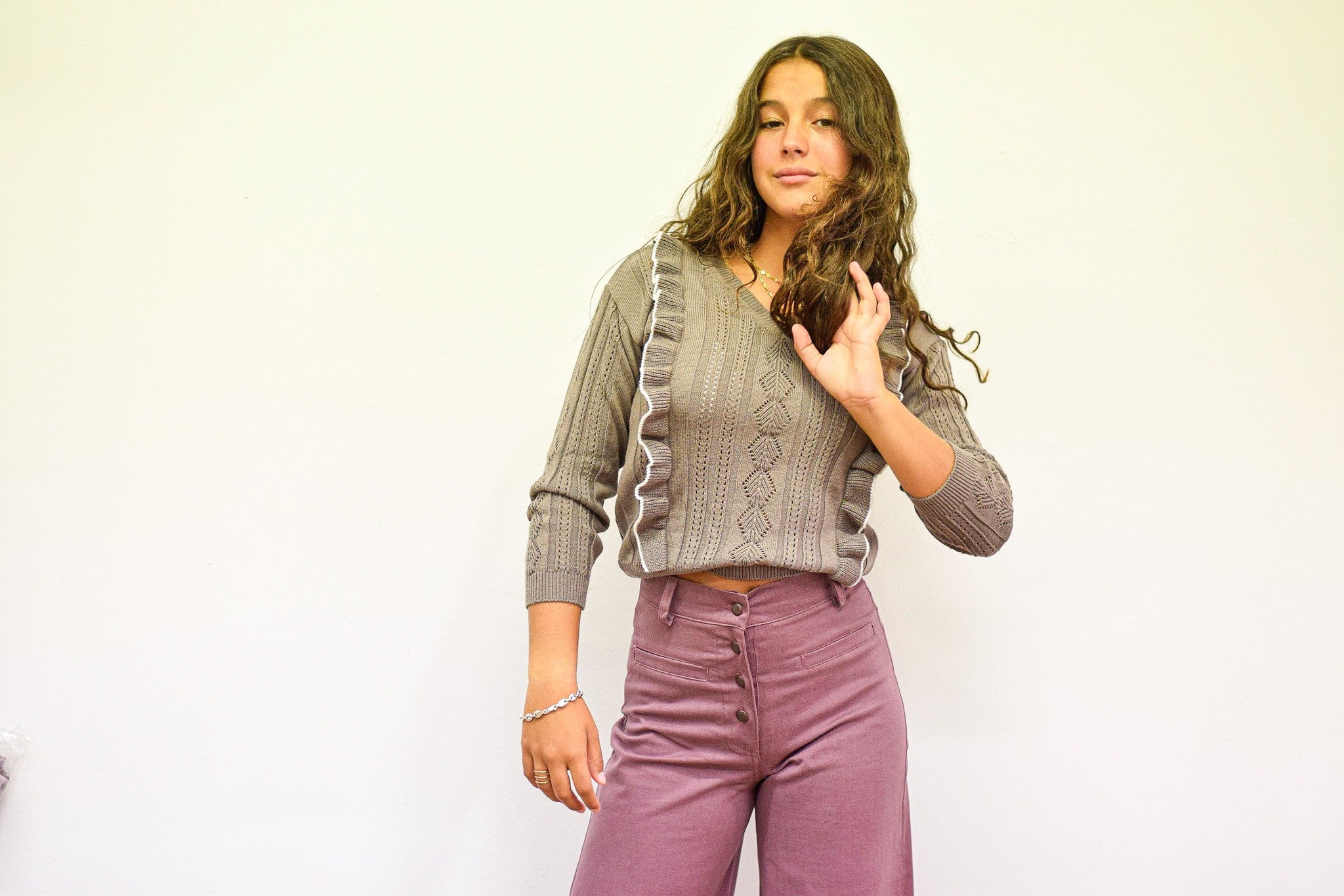 Jersey de pico con volantes color topo