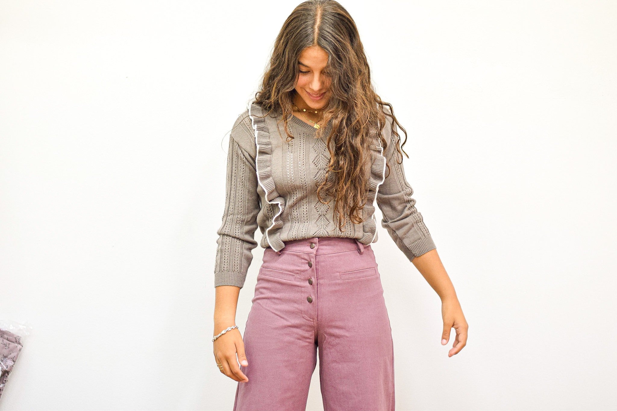 Jersey de pico con volantes color topo