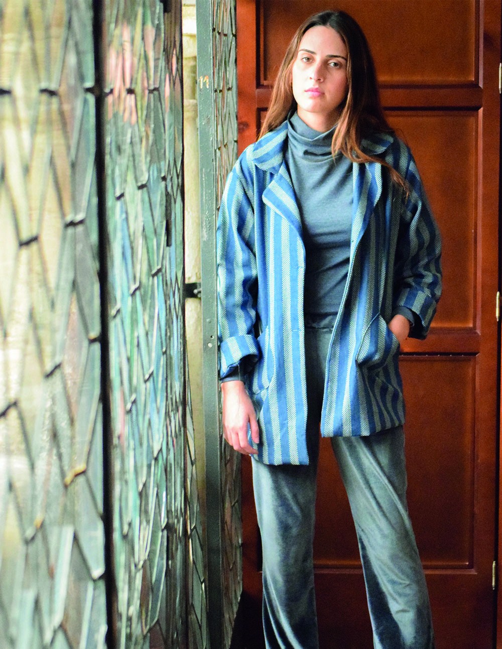 Pantalón campana brillo gris