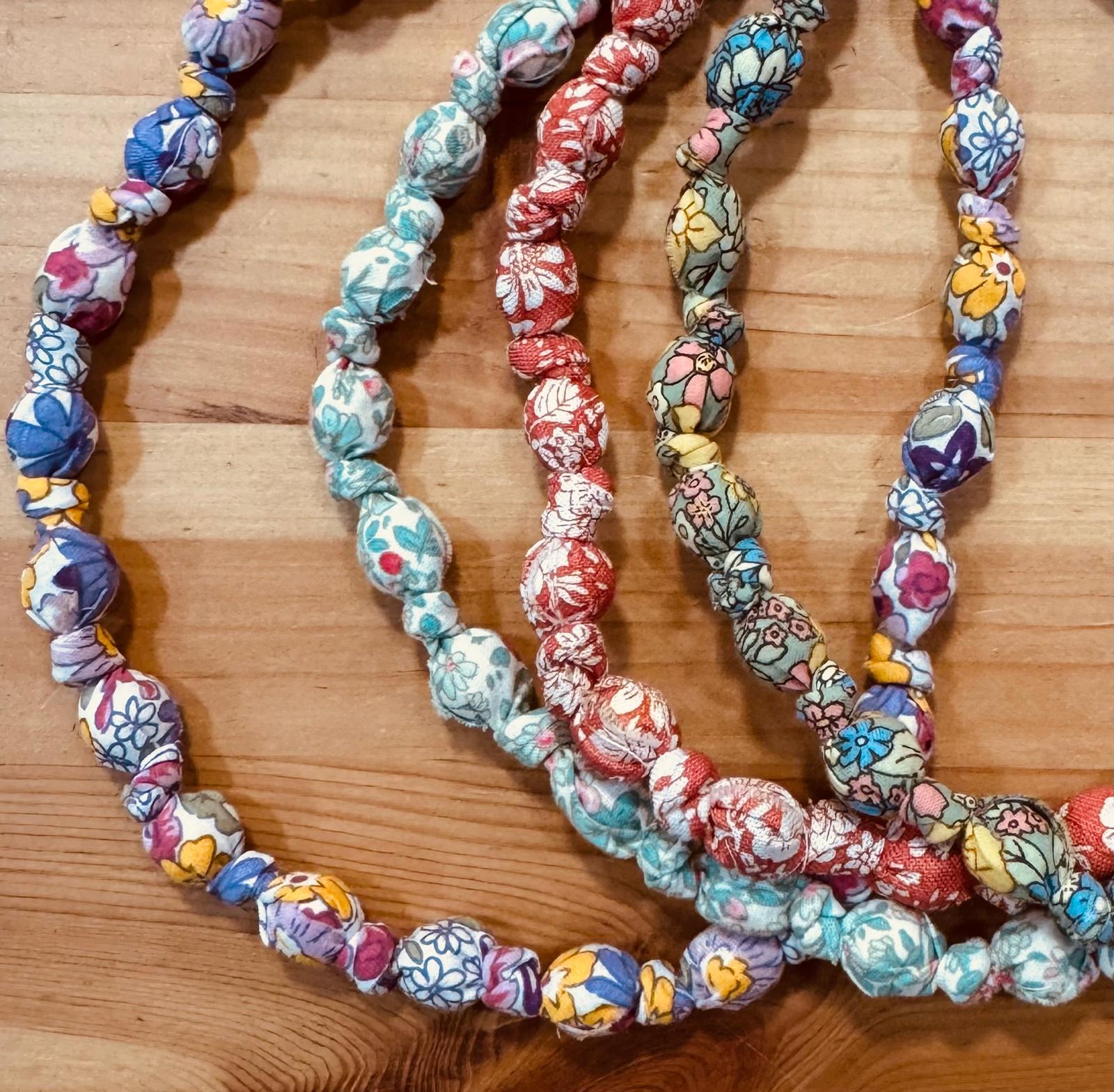 COLLAR TELA BOLITAS