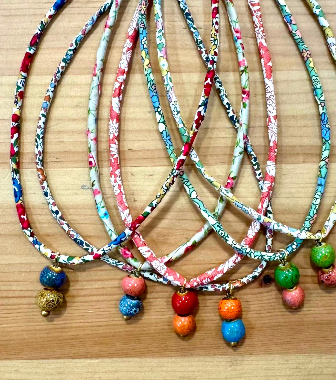 COLLAR TELA ABALORIOS
