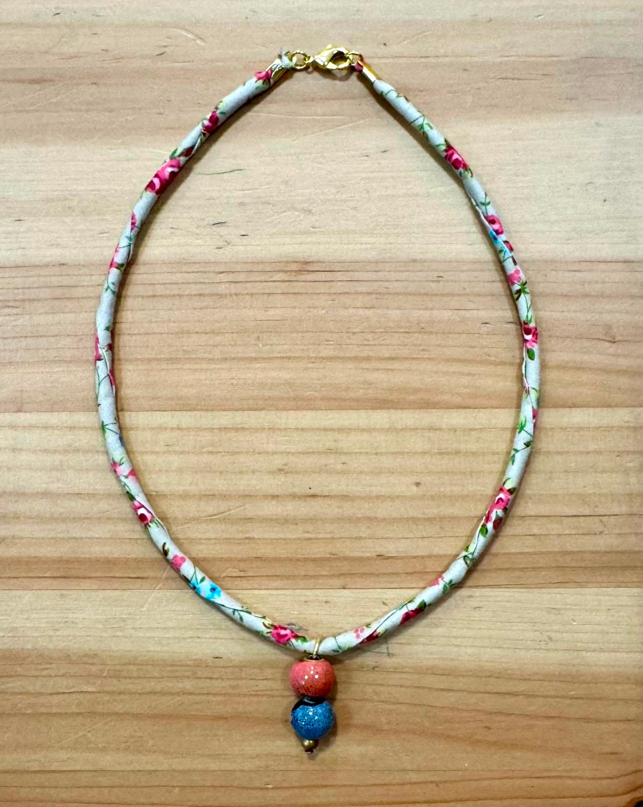 COLLAR TELA ABALORIOS
