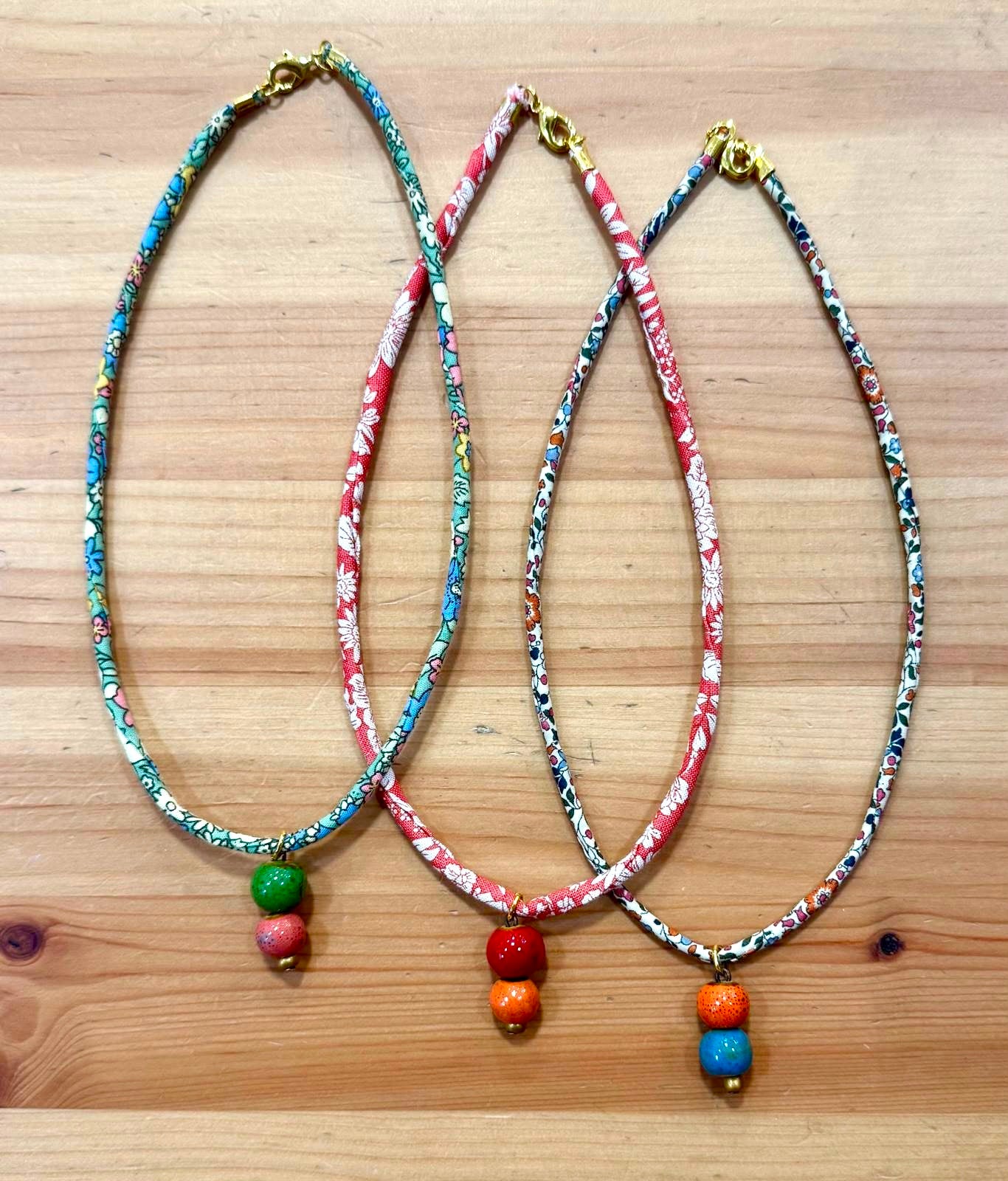 COLLAR TELA ABALORIOS