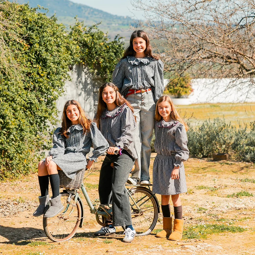 BLUSA ESCUDOS GRIS/AZUL NIÑA/TEEN
