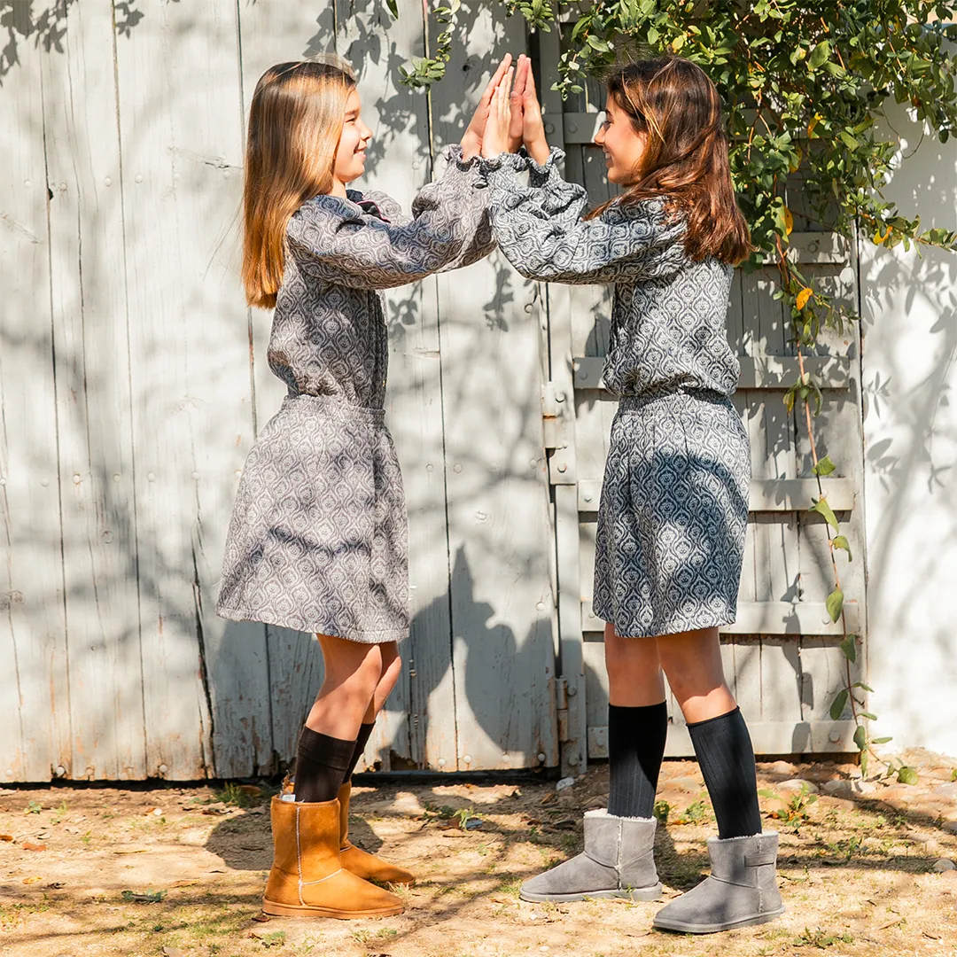 BLUSA ESCUDOS GRIS/AZUL NIÑA/TEEN