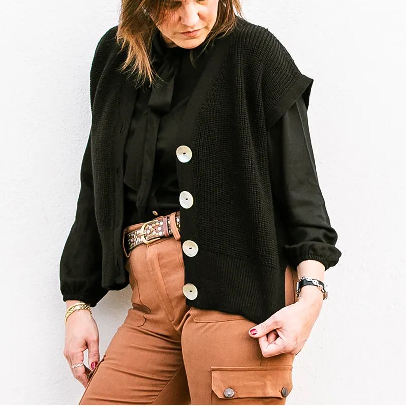 chaleco de punto negro de niña