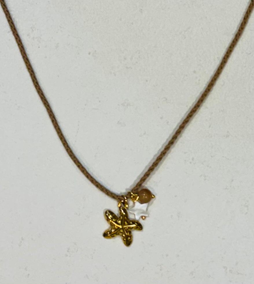 COLLAR CONCHA FORMA ESTRELLA